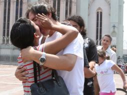 Ayer, parejas se besan en la plaza del Templo Expiatorio en protesta por la detención de Manuel Berumen. ARCHIVO  /