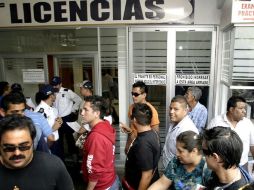 Desinformación y molestia es lo que se observa entre los ususarios que acuden a renovar su licencia de conducir. ARCHIVO  /