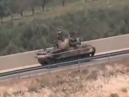 Soldados sirios a bordo de un vehículo blindado en las proximidades de Idlib, Siria. EFE  /