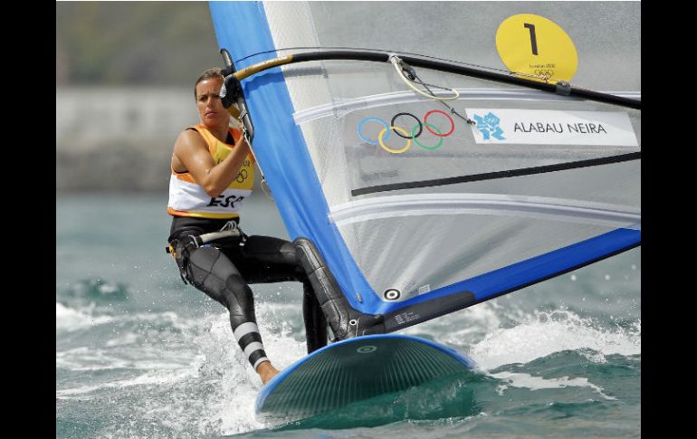 Mariana parada en su tabla windsurf en la séptima competencia. REUTERS  /