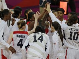 La selección de EU festeja la victoria. AP  /