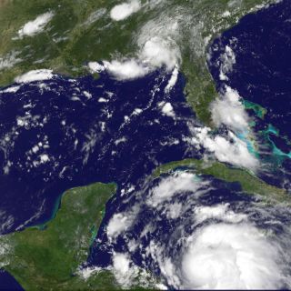 Desalojarán a mil 300 personas en Quintana Roo por “Ernesto”