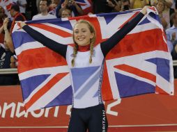 Trott festeja con la bandera de su nación. AP  /