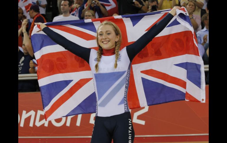 Trott festeja con la bandera de su nación. AP  /