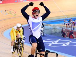 El abanderado olímpico por su país festeja su victoria, la segunda en Londres. AFP  /