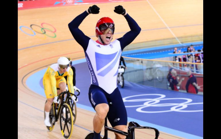 El abanderado olímpico por su país festeja su victoria, la segunda en Londres. AFP  /