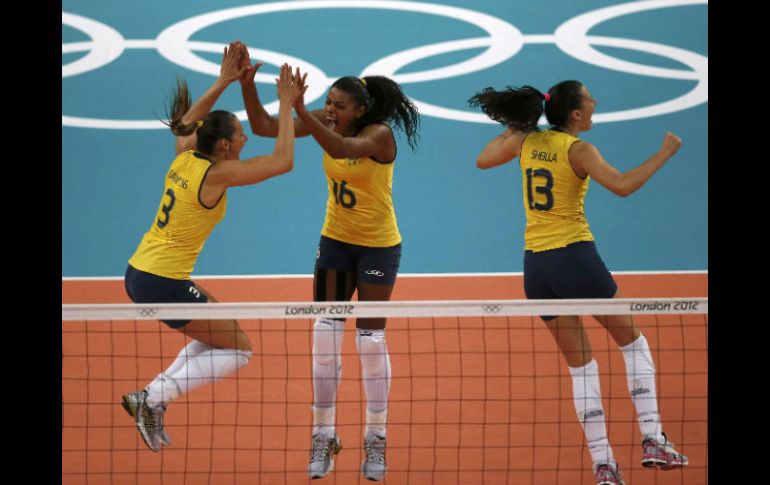 El equipo sudamericano celebra un punto en el duro partido contra las rusas. REUTERS  /
