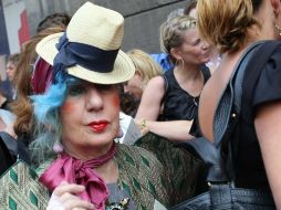 Anna Piaggi era un ícono que atraía la atención en los desfiles de modas. AFP  /