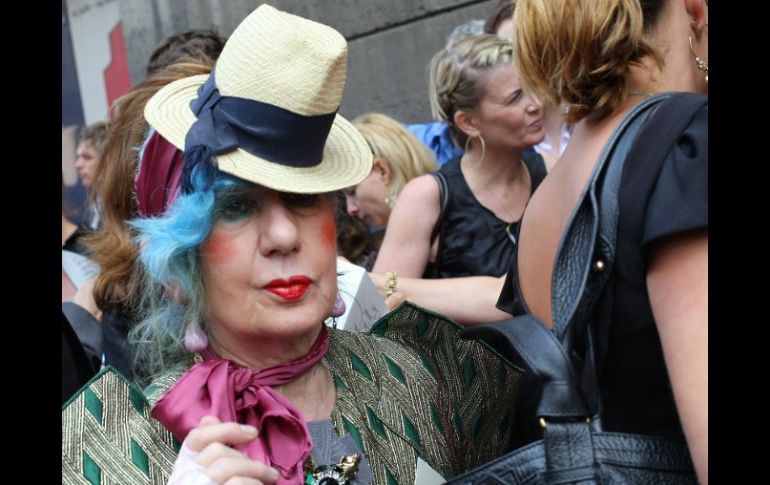 Anna Piaggi era un ícono que atraía la atención en los desfiles de modas. AFP  /