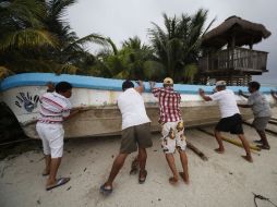 La Península de Yucatán se prepara para la llegada de 'Ernesto' que ya se convirtió en huracán. EFE  /