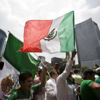 Festejan en el Ángel triunfo del Tri