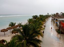 La CFE refiere que de acuerdo con recientes estimaciones se espera que ''Ernesto'' impacte en tierra entre las 22 y 23 horas en QR. AP  /