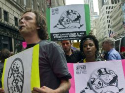 Activistas de la coalición 'Dos países, una voz', participan en el primero de los cuatro días de protestas contra Slim. EFE  /