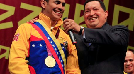 Junto al presidente Hugo Chávez, Limardo, vestido con el uniforme olímpico y su áurea presea. AP  /