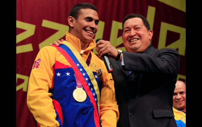 Junto al presidente Hugo Chávez, Limardo, vestido con el uniforme olímpico y su áurea presea. AP  /