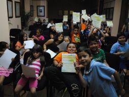 Entrega de reconocimientos a los participantes en la fundación 'J. Álvarez del Castillo'.  /