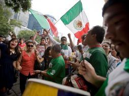 Aficionados salieron a celebrar en el Distrito Federal el pase del Tri a la final de futbol en los Juegos Olímpicos. XINHUA  /