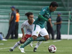 Un jugador de Leon disputa un balón durante el encuentro ante Estudiantes. STRAFFON IMAGES  /