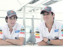 Platicadores. Sergio Pérez intercambia opiniones con Kamui Kobayashi, previo al Gran Premio de Hungría. SAUBER MEDIA  /