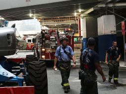 Los bomberos atienden el incendio en el edificio del WTC. AFP  /