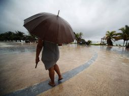 ''Ernesto'' dejo algunos daños en la playa Mahahual. Se prevé que las lluvias continúen durante las próximas horas. REUTERS  /