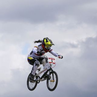 Ciclistas se adaptan al circuito BMX de Londres 2012