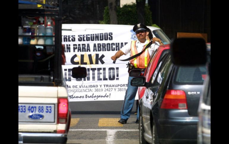 Los elementos de la Secretaría están ubicados sobre la venida López Mateos y Lázaro Cárdenas revisando a los automovilistas. ARCHIVO  /