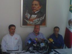 En rueda de prensa, Alfaro (centro) dejó entrever que esta medida respondería a negociaciones políticas.  /