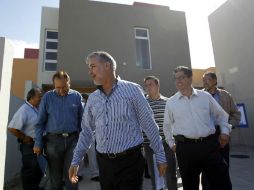 Emilio durante un recorrido que realizó por las nuevas viviendas, misma que él entregó.  /