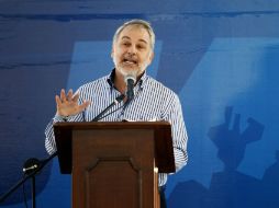 Emilio en un evento en el municipio de Ameca, donde entregó casas a personas afectadas por hundimientos debido a fallas geológicas.  /