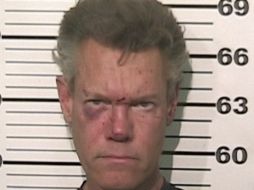 Con evidencias del accidente, Randy Travis posa para esta foto policiaca. AP.  /