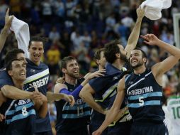 Los argentinos celebran el haber vencido a Brasil en los cuartos de final de basquetbol olímpico. AP  /
