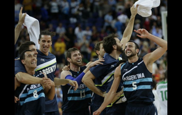 Los argentinos celebran el haber vencido a Brasil en los cuartos de final de basquetbol olímpico. AP  /