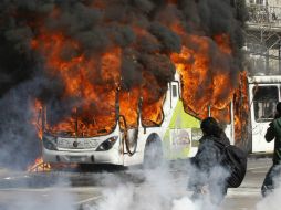 Encapuchados detuvieron los camiones y obligaron a descender a los choferes y pasajeros, para  luego incendiarlos. REUTERS  /