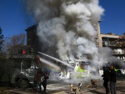 En Santiago, la policía se enfrentó a los estudiantes con chorros de agua y carro lanzagases. AP  /