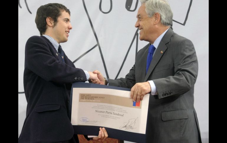Cristóbal Ugarte, nieto de Parra, recibió el premio de manos del presidente Piñera. EFE  /