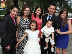 UNIDOS. Tania e Isaac Iván con sus papás Mónica e Iván Oceguera y sus padrinos, Horacio Villagómez, Verenice Magaña y Sara Gutiérrez.  /