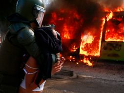 Estudiantes realizaron en la capital chilena una protesta no autorizada, lo que provocó enfrentamientos con policías. AP  /