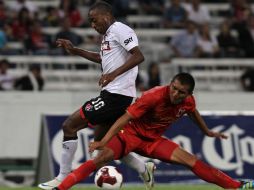 Luis Bolaños disputa el balón durante el partido contra Neza. MEXSPORT  /