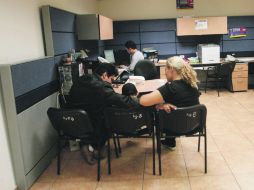 Jesús Daniel Carrasco Martínez, con sus familiares ante la Procuraduría estatal luego de regresar con sus padres a finales de julio.  /