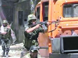 La imagen extraída de un video muestra a soldados sirios en enfrentamientos con rebeldes en Alepo. EFE  /