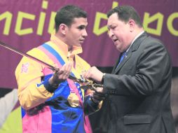 Feliz. Rubén Limardo recibe el reconocimiento de manos de Chávez. AP  /