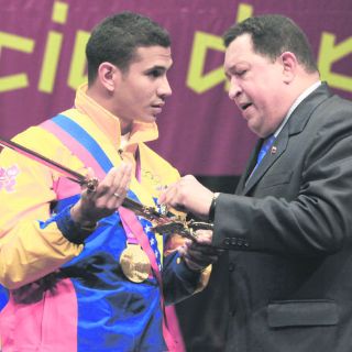 Chávez premia a Limardo con espada de Simón Bolívar