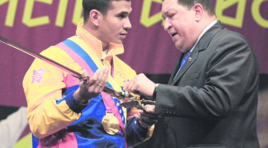 Feliz. Rubén Limardo recibe el reconocimiento de manos de Chávez. AP  /