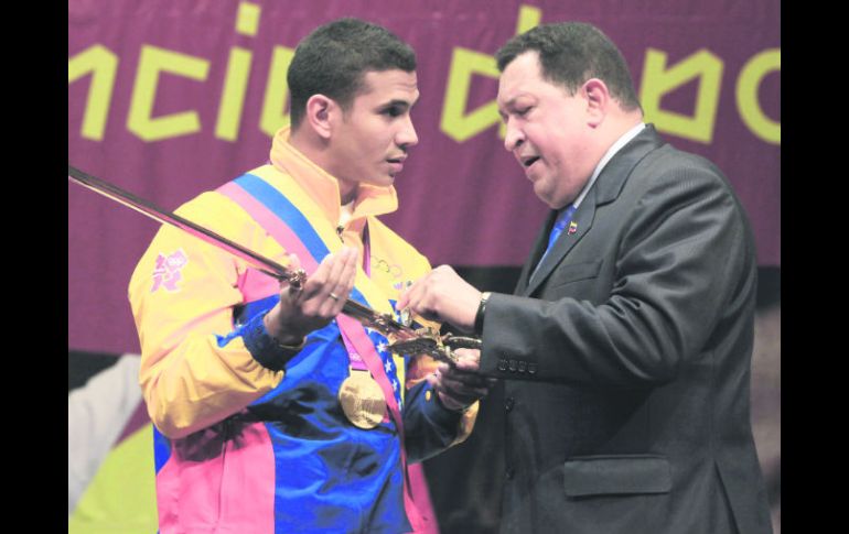 Feliz. Rubén Limardo recibe el reconocimiento de manos de Chávez. AP  /