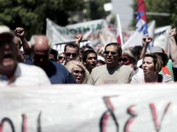 Empleados de los bancos ATEbank y Hellenic Postbank durante una protesta en el centro de Atenas, Grecia. EFE  /