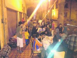 Unas 15 o 20 hombres y mujeres pasan sus noches en el portal de la calle Independencia.  /