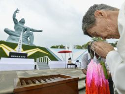Shigeko Iwamoto, sobreviente de la explosión, reza en memoria de las víctimas. REUTERS  /