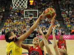 Diana Taurasi, de EU, intenta un clavado contra la gigante Liza Cambage. AP  /