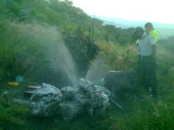 Trabajadores de Pemex Refinación se trasladaron al sitio para resolver el incidente.  /